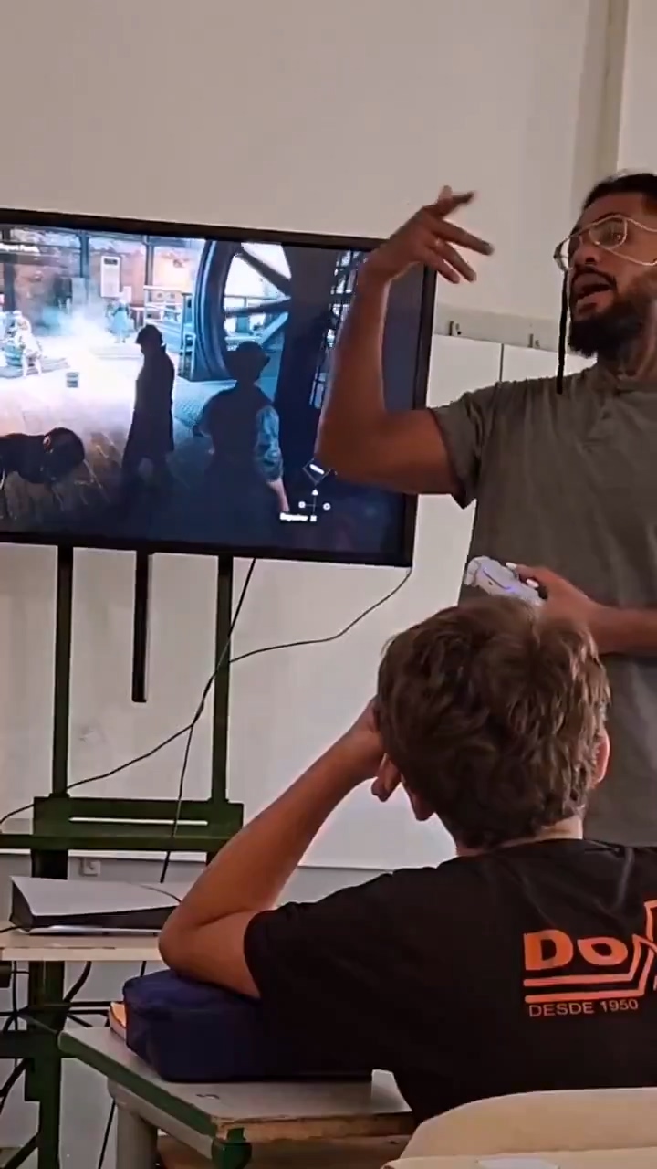 国外学校现场用PS5玩《刺客信条：枭雄》上历史课